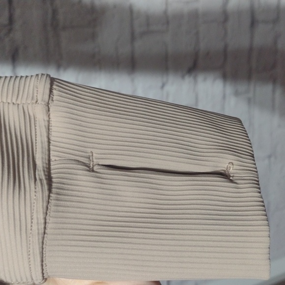 90 Degree By Reflex Tan Cropped Fitted Hoodie (M) - Picture 4 of 8